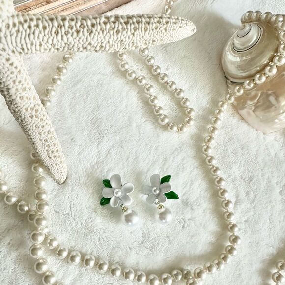 White orange blossom flower with pearl dangle earrings - Picture 8 of 8